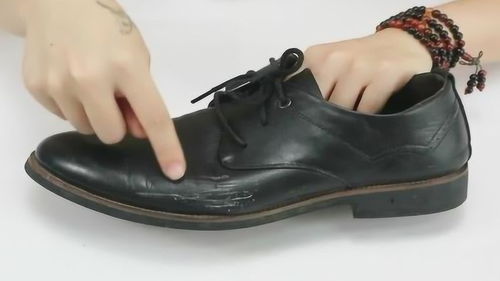 没想到去除皮鞋划痕这么简单,只需涂点它,划痕马上修复,真是太厉害了