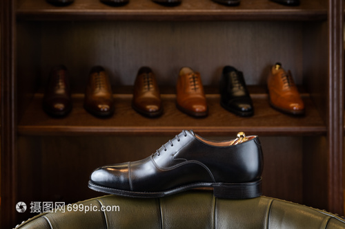 黑色全纹皮鞋前面的木制展示男鞋精品店男鞋精品店